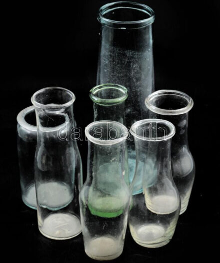 7 darab befőttes üveg. Zemplén, cca 19. sz. második fele - 20. sz. eleje, színtelen és színezett hutaüveg, m: 22 cm alatt /// Set of 7 Canning Jars. Zemplén, circa late 19th century - early 20th century, clear and colored factory glass. Height: under 22