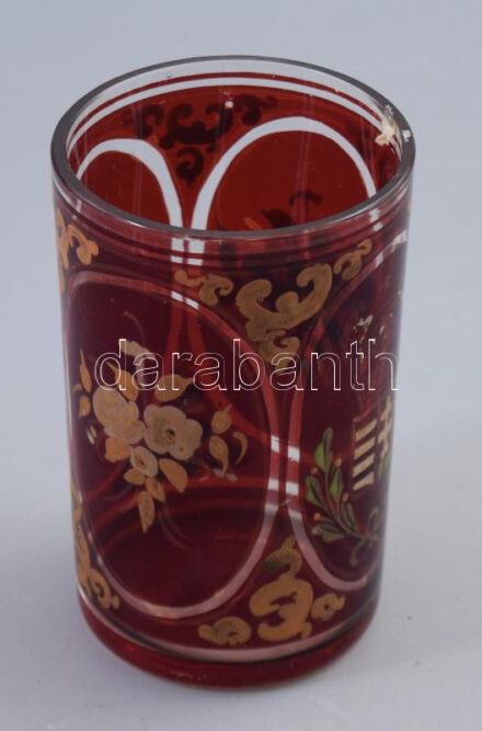 Címeres emlékpohár. rubin pácolt üveg, kézzel festett, XIX. sz., kopásnyomokkal, kis csorbával, 13 cm /// Coat of Arms Commemorative Glass. Ruby-stained glass, hand-painted, 19th century, with signs of wear and a small chip. Height: 13 cm