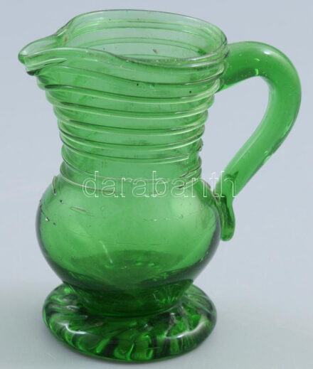 Kancsó. cca 1800, feltehetően Erdély, színezett hutaüveg, m: 9,5 cm /// Jug. Circa 1800, presumably Transylvania, colored factory glass. Height: 9.5 cm