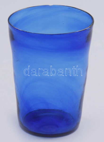 Márcos pohár. Erdély, cca 19. sz. első fele, kéken színezett, sérült, m: 9,5 cm /// "Márcos" glass. Transylvania, circa first half of the 19th century, blue-tinted, damaged, height: 9.5 cm.