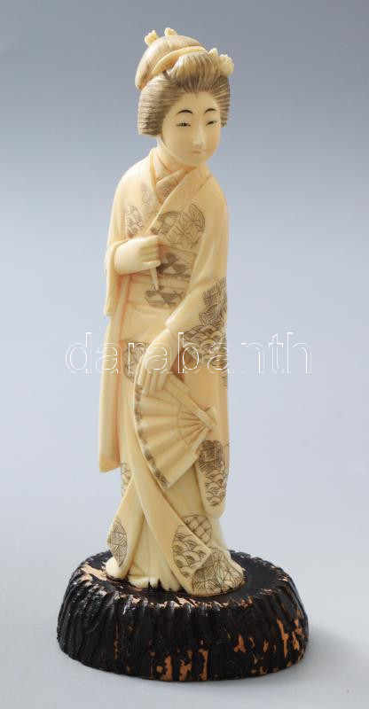 Okimono - Gésa. Faragott elefántagyar, fa talpon, Japán, Meidzsi-kor, m: 20 cm /// Okimono - Geisha. Carved ivory tusk on a wooden base, Japan, Meiji period, height: 20 cm