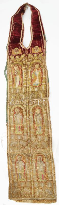 Epitrachelion (stóla) orosz, 1800 körül, textil alapon fémszálas hímzés és applikáció, karton alátöltéssel, bordó és világosbarna selyembársony, felül: Angyali üdvözlet, Gábriel arkangyal és Istenszülő, Nagy Szent Vazul, Nazianzi Szent Gergely, Aranyszájú Szent János és Csodatevő Szent Miklós ábrázolásával | 118 × 27