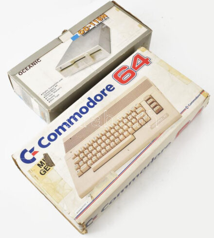 1987 Commodore C64C Home Computer, hozzá Oceanic OC-118N Commodore Compatible Floppy Disc Drive. Működő, jó állapotban, eredeti sérült dobozukban. /// 1987 Commodore C64C Home Computer with an Oceanic OC-118N Commodore Compatible Floppy Disk Drive. Working, in good condition, with their original but damaged