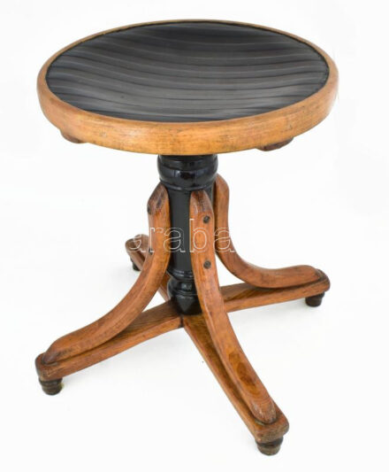 Zongoraszék. cca 1900, osztrák, feltehetően Bécs, gőzölt és hajlított bükkfa, ülőrész d: 38 cm, magassága állítható, jó állapotban.