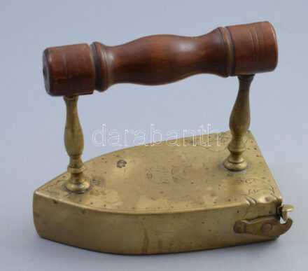Bronz vasaló. 1767, cizellált díszítéssel, datálással, 16x14 cm