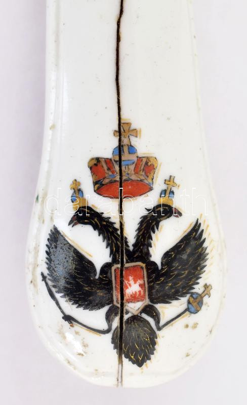 cca XVIII. sz. - XIX. sz. eleje, a Szent András-rend jelvényét (rendjelét) ábrázoló porcelán nyelű villa. Antik fém villa, fehér mázas porcelán nyéllel, amelyre kézzel a Szent András-rend jelvényének ábrázolását festették: egyik oldalon az Orosz Birodalom címerén megjelenő kétfejű sas, a másikon a keresztre feszített Szent András ábrázolásával. Korának megfelelő állapotban, fém része kissé rozsdás, a nyélen középen végigfutó törésvonallal, illetve egy kisebb repedéssel, jelzés nélkül, h: 20 cm.  Szent András-rend (Az Első Meghívott Apostol Szent András Rendje): Az Orosz Birodalom elsőként alapított, legmagasabb rendje; I. (Nagy) Péter orosz cár alapította 1698-ban, Szent András apostolnak, Oroszország védőszentjének szentelve. A kitüntetésnek csak egy osztálya volt, és kizárólag a legkiválóbb polgárok és katonák kaphatták meg. Maga az alapító, Nagy Péter csak 1703-ban vette át a rend jelvényét, így csak a rend hetedik lovagja - Image 2