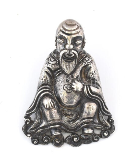 Antik ezüst (Ag) kínai ünnepi fiúsapka [Tiger hat] dísz. cca 19. sz. vége, jelzés nélkül, Shou Lao figurája, m: 5,5 cm, nettó: 18g /// A kínai hagyomány szerint a kínai fiúgyermekek az 5 éves korukra rendezett ünnepségen egy Tiger hat nevű sapkát kaptak, mely a rávarrt szimbólumokkal a gonosz erők elűzésére és az életerő, szerencse bevonzására volt hivatott. Egy ilyen sapka egyik dísze a jelen aukción szereplő Shou Lao