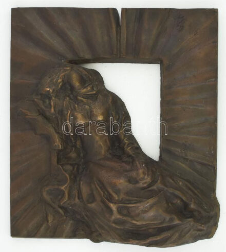 Mészáros Mihály (1930 - 2008 ): Pihenő nő. Bronz, jelzett, 32x25 cm
