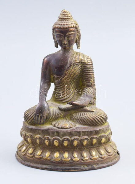 Sákjamuni Buddha. Tibet, XX. sz. eleje., aranyozott rézlemez, bronz, alja lezárt, m: 14 cm /  Shakyamuni Buddha. Tibet, early 20th century, gilded copper plate, bronze, sealed bottom, h: 14 cm