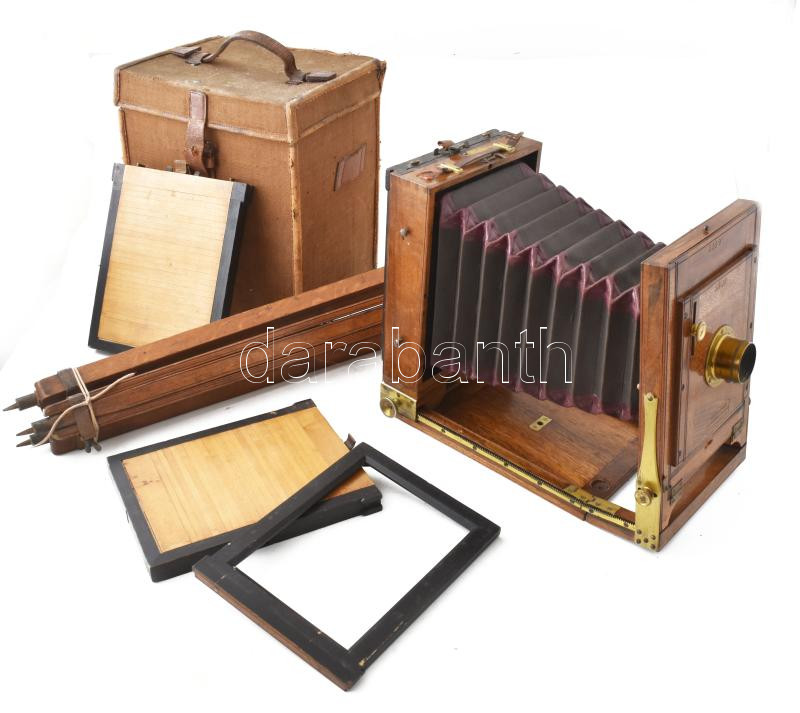 Steinhell műtermi fényképezőgép, állvánnyal. Jelzett, sorszámozott 23987. Ant. Goldmann, Wien pecséttel jelzett, 20x28 cm Eredeti dobozában, kazettákkal, hozzá állvány Fiumei vámpecséttel. Oldalán egy réz alkatrész eltört.