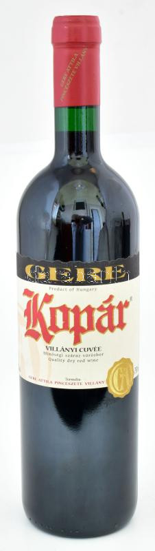 1997 Gere Kopár, villányi cuvée, villányi bordeaux-i - stílusú házasítás Cabernet Sauvignon (40%), Merlot (40%), és Cabernet Franc (20%) fajtákból, Gere Attila pincészet ikonikus csúcsborának első évjárata!, bontatlan palack száraz vörösbor, 13%, 0,75 l.  "A Kopár születése és jelentősége.  A '90-es évek elején Villányban egyre nagyobb figyelem fordult a bordeaux-i fajták, mint a cabernet sauvignon, cabernet franc és merlot irányába. Villány természeti adottságai is arra ösztönözték a helyi borászokat, hogy kísérletezzenek ezekkel a nemzetközi szőlőfajtákkal, hiszen az éghajlat és a talaj minősége ideális feltételeket biztosított számukra. A bordeaux-i házasítások iránti érdeklődés egy maroknyi villányi borászban - köztük Gere Attilában - érett meg igazán, amikor egy franciaországi tanulmányúton, Bordeaux-ban jártak. A nagy hírű chateau-k látogatása, valamint a helyi borok mély nyomot hagytak bennük, és hazatérésük után már egyértelmű volt, hogy elérkezett az idő a magyar borászat egy új fejezetének megírására.  1997-ben megszületett az első Kopar bor, amely már akkor is fantázianévvel indult, jelezve különleges státuszát a Gere Pincészet életében. A bor a legkiválóbb villányi termőterületekről - köztük a legendás Kopár, Konkoly, Csillagvölgy és Ördögárok dűlőkről - származó válogatott termésből készül. A kezdetektől fogva csúcsborunkként tekintünk rá, hiszen a bordeaux-i házasítás művészetének legszebb magyar példájaként szolgá[ljon.]  Az első évjárat - 1997: Méltó debütálás:  1997-ben született meg a Gere Pincészet zászlóshajó bora, a Kopar, amely már az induláskor is kiemelkedő minőséget képviselt. Az évjáratot a normál csapadékeloszlás és egy gyönyörű, száraz, meleg ősz tette lehetővé, amely ideális körülményeket biztosított a szőlők érleléséhez. Bár a szüret kissé megkésett, a termésből még mindig tartalmas borokat kóstolnak a villányi vörösboros vidékeken. Az első Kopar házasítása 40% cabernet sauvignonból, 40% merlot-ból és 20% cabernet franc-ból állt, a borok 18 hónapon át érlelődtek 100%-ban új barrique hordókban. A pincészet számára az első teljesen újhordós érlelésű évjárat volt ez, és a tőketerhelés - 10-12 fürt tőkénként - lendületesebb szerkezetet eredményezett. A bor karakterében markánsan jelent meg a tannin, amit a hordófűszerek, a sötét gyümölcsök lekvárja, valamint hűvös ánizsos jegyek egészítettek ki. Illatában aszalt gyümölcsök, mint a szilva és az áfonya dominálnak, míg a kortyban szép savak és gazdag áfonyás ízkarakter érvényesül. A mai napig csodálva kóstoljuk ezt a bort, amely a Gere Pincészet prémium borainak útját kijelölte, és egy sikeres indulást biztosított a Kopar számára. ... "