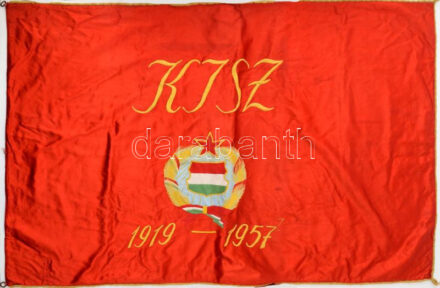 1957 Hódmezővásárhelyi majolikagyár KISZ nagy méretű selyem zászló. Kádár címerrel 140x90 cm   1957 Hódmezővásárhely majolica factory KISZ large communist silk flag. With Kádár coat of arms 140x90 cm