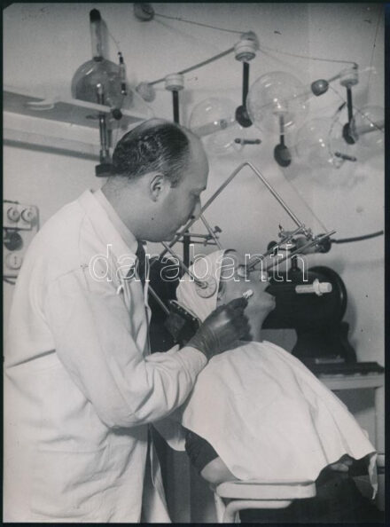 cca 1930-1940 Szendrő István (1908-2000): Szeplőeltávolítás, hátoldalon pecséttel jelzett fotó, 11,5×17,5 cm