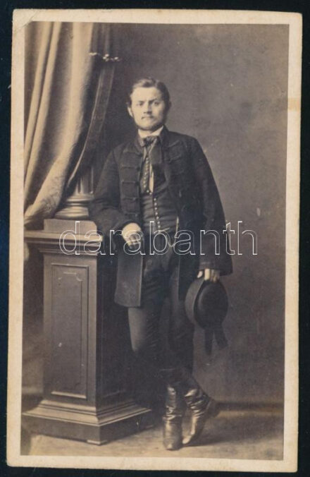 Jankó János (1833-1896) festő, rajzoló műtermi portréja, keményhátú fotó (Skopáll József?), 9,5×6 cm