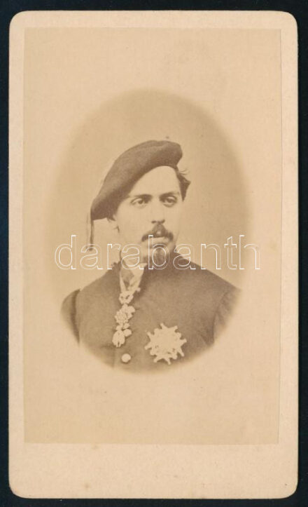 cca 1880 Don Carlos de Borbón y Austria-Este (1848-1909) madridi herceg, 1868-tól spanyol trónkövetelő (apja, Don Juan de Borbón y Braganza a spanyol trónról való lemondását követően); az Aranygyapjas rend lovagja (amelynek kitüntetése a képen is látható rajta); keményhátú fotó (vizitkártya), 10,5x6 cm // cca 1880 Don Carlos de Borbón y Austria-Este (1848-1909), Duke of Madrid, claimant to the throne of Spain from 1868 (after his father, Don Juan de Borbón y Braganza, renounced his claim to the Spanish throne); knight of the Order of the Golden Fleece (he is seen wearing its insignia in the picture); cdv photo, 10.5x6