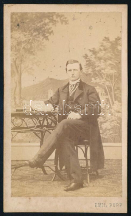 1864 Philipp von Hanau-Hořovice (1844-1914) herceg portréja, vizitkártya Emil Popp udvari fényképész (Karlsbad, Karlovy Vary) műterméből, a hátoldalon feliratozva, kissé foltos, 10,5x6 cm // 1864 Portrait of Prince Philipp von Hanau-Hořovice (1844-1914), cdv photo from the studio of Emil Popp in Karlsbad (Karlovy Vary), slightly stained, 10.5x6