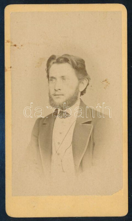 Tauffer Károly (1848-1910) gyógyszerész, a Magyarországi Gyógyszerész Egyesület elnöke. Vizitkártya fotó A. Christ és Fajth pesti műterméből.