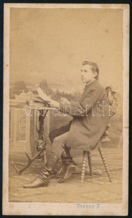 Sárdi István (1843-1901) festőművész portréja, a hátoldalon saját kezű dedikációjával. Vizitkártya fotó 6,5x11 cm