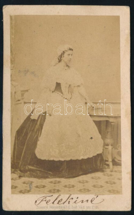 cca 1860 Felekiné Munkácsi Flóra (1836-1906) színésznő portréfotója, keményhátú fotó Simonyi Antal pesti műterméből, körbevágott, 10x6 cm