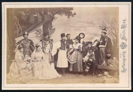 Az 1870. április 6-án rendezett jótékonysági színielőadás "Csárdás" című élőképéről készült felvétel, az ábrázoltak: Helene (Baltazzi) von Vetsera báróné (1847-1925), gróf Széchényi Kálmán (1824-1914), Franiska (von Trauttmansdorff-Weinsberg) von Schönborn-Buchheim grófné (1844-1898), herceg Ego Maximilian von Thurn und Taxis (1832-1892), gróf Erdődy György (1843-1925), herceg Esterházy Miklós Antal (1851-1935), St-Julien grfónő, gróf Berchtold Zsigmond Sámuel (1834-1900), Marquis Balbi, gróf Franz Josef Kinsky (1841-1895), keményhátú fotó Adéle bécsi műterméből, 16,5×10,5