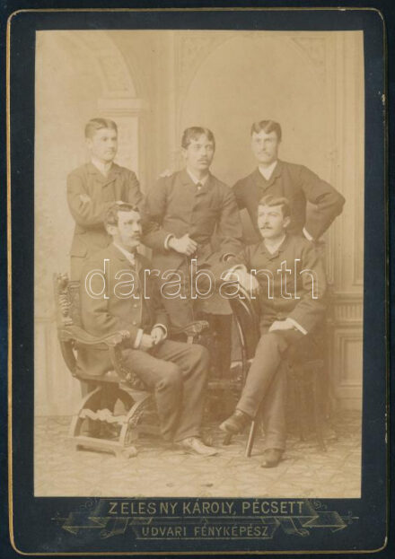 cca 1885 ,,Az 1884/5-ik évbeli IV. éves joghallgató collegák, a pécsi jog- és államtudományi lyceumban", pécsi joghallgatók csoportképe, a hátoldalon aláírásaikkal: Peitler Imre (?-1929) későbbi törvényszéki bíró, tanácselnök; Soós Béla (1871-?) későbbi ítélőtáblai tanácselnök, kúriai bíró; Vágó Lajos (1873-?) ügyvéd; illetve két további, azonosítandó személy aláírása. Kabinetfotó Zelesny Károly udvari fényképész pécsi műterméből, 16,5x11,5