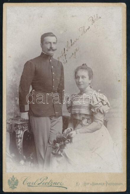 cca 1900 gróf Seher-Thoss Béla (1869-1920) cs. és kir. huszárőrnagy, ügyvéd, országgyűlési képviselő és felesége, báró (turonyi) Biedermann Lucie Amália (1878-1959); kabinetfotó Carl Pietzner bécsi műterméből, feliratozva, 16,5x11 cm
