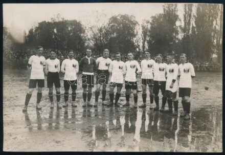 1913 Bécs, az osztrák labdarúgó válogatott eredeti fotója a magyarok elleni Wagner-kupamérkőzés elején (1:4), hátoldalon magyar felirattal, jó állapotban, 11,5×17 cm