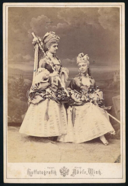 cca 1870 gróf Erdődy Júlia (1847-1901) császári és királyi palotahölgy, csillagkeresztes hölgy, egy másik előkelő, fiatal nemes hölgy (Gräfin Stefanie Saint-Julien) társaságában. Kabinetfotó Adéle cs. kir. udvari fényképész bécsi műterméből, a hátoldalon feliratozva, jó állapotban, 16,5x11
