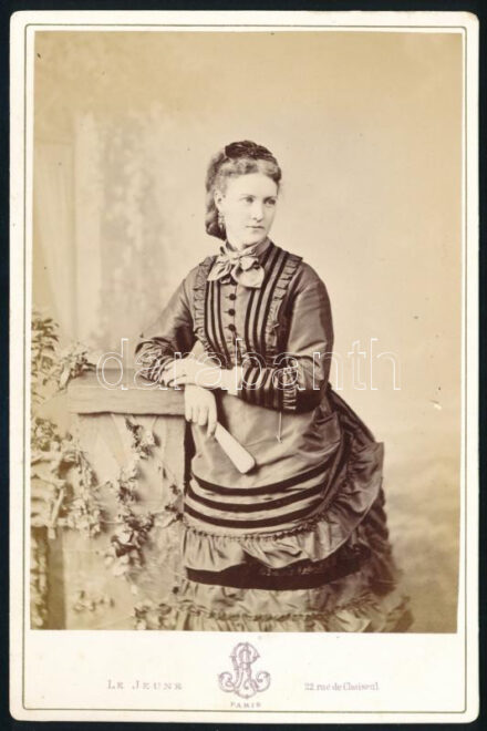 cca 1870-1875 Marie Auguste Yvonne de Blacas d'Aulps (1851-1881), a francia Blacas d'Aulps hercegi család, illetve házassága révén a német Sayn-Wittgenstein-Sayn hercegi család tagja (Alexander Philip von Sayn-Wittgenstein-Sayn (1847-1940) felesége). Kabinetfotó Augustin Le Jeune francia fényképész (korábban Szergej Levitsky orosz fotográfus által vezetett) párizsi műterméből, jó állapotban, 16,5x10,5 cm // cca 1870-1875 Marie Auguste Yvonne de Blacas d'Aulps (1851-1881), member of the French house of Blacas d'Aulps, as well as the German princely house of Sayn-Wittgenstein-Sayn by marriage to Alexander Philip von Sayn-Wittgenstein-Sayn (1847-1940). Cabinet card from the studio of French photographer Augustin Le Jeune (formerly of Russian photographer Sergey Levitsky) in Paris, in good condition, 16.5x10.5