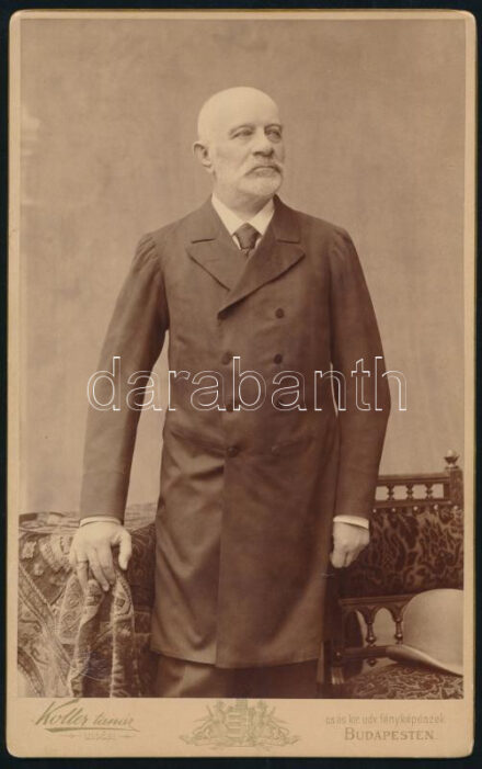 1881 Dr. Loisch Ede (1826-1911) ügyvéd, bankár, a Kassa-Oderbergi vasúttársaság alelnöke, az Egyesült Budapesti Fővárosi Takarékpénztár képviselője, az Andrássy út 16. építtetője, keményhátú fotó Koller tanár budapesti műterméből, 21×13,5 cm