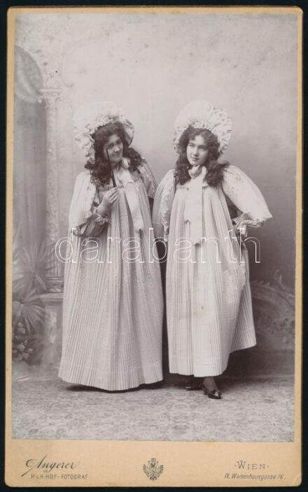 1896 Czullik lányok, Czullik Betti és Inez, a Liechtenstein hercegi kertek igazgatója lányainak báli jelmezes fotója, keméyhátú fotó Victor Angerer bécsi műterméből, a felületén kis foltokkal, 21x13 cm
