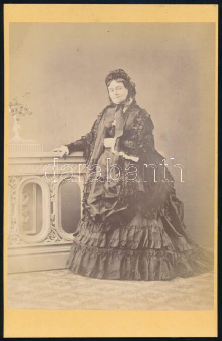cca 1880 kéthelyi gróf Hunyady Júlia (1831-1919), III. Obrenovics Mihály szerb fejedelem felesége (férje 1868-as meggyilkolása után hét és fél évig özvegy maradt, majd 1876-ban szeretőjéhez, Arenberg Károly herceghez ment férjhez). Kabinetfotó, jelzés nélkül (a hátoldalon ,,Aussee, Steiermark" bélyegzéssel), jó állapotban, 16x10,5 cm // cca 1880 Countess Júlia Hunyady de Kéthely (1831-1919), wife of Mihailo Obrenović III, Prince of Serbia (after his assassination in 1868, she remained a widow for seven and a half years; afterwards, she married her lover, Duke Karl of Arenberg in 1876). Cabinet card, unmarked (with ,,Aussee, Steiermark" stamping on the reverse), in good condition, 16x10.5