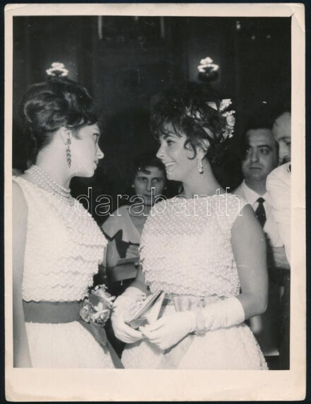 1964 Gina Lollobrigida és Elizabeth Taylor ugyanazon Dior-ruhában, a Moszkvai Nemzetközi Filmfesztiválon, Molnár Edit (1933-) Balázs Béla-díjas fotóművész jelzés nélküli fotója, sarkaiban apró törésnyomokkal, 24x18 cm / 1964 Gina Lollobrigida and Elizabeth Taylor in the same Dior dress during the Moscow International Film Festival, photo by Hungarian photographer Edit Molnár(1933-), unsigned, 24x18