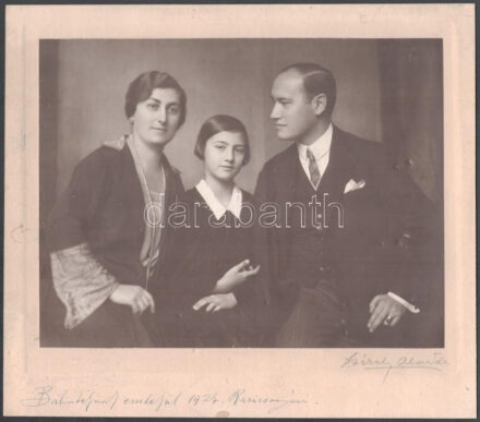 Székely Aladár (1870-1940): Gellért Oszkár (1882-1967) költő, újságíró, szerkesztő, a Nyugat főmunkatársa és családja, Székely Aladár által ceruzával jelzett és Gellért Oszkár által Bálintéknak (Bálint Aladár író, újságíró, a Nyugat műkritikusának és családjának) dedikált fotóművészeti alkotás, kartonon, apró felületi sérülésekkel, 17x22,5