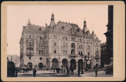 1892 Budapest, Andrássy út 25., Reutter Kávéház az Operaházzal szemben, keményhátú fotó Karlmann és Franke bécsi műterméből, 16,5×10,5 cm