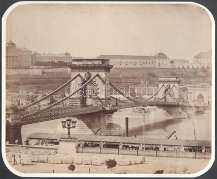 1865 Budapest, a Lánchíd a pesti oldalról, kartonra ragasztott fotó, 24×29 cm