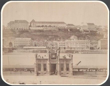 1865 A budai vár és a Duna-part Pestről, előtérben a Dunagőzhajózási Társaság utasforgalmi épületével, kartonra ragasztott fotó, kis sérüléssel, 24×29 cm