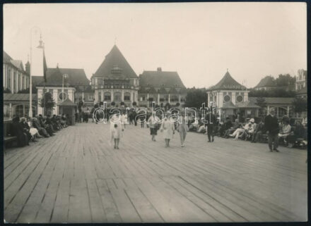 cca 1930 A lengyel Balti-tengerparti Sopot üdülőváros központi kerti sétánya, Stengel fotó, pecséttel és felirattal, szép állapotban, 12,5×17 cm / Sopot, resort city in Pomerelia on the southern coast of the Baltic Sea in northern Poland, photo