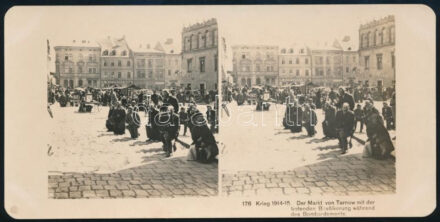 1915 A lengyelországi Tarnow város piactere imádkozó emberekkel a város ágyúzása alatt, sztereófotó német feliratokkal, szép állapotban, 9×18 cm / Tarnów in WWI, Poland, stereophoto