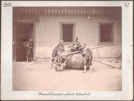 Berggren, Guillaume Gustave (1835-1920): Hamal (hordár) pihenő Sztambulban. Albumin fotó kartonon Cholnoky Jenő földrajztudós és utazó feliratozásával 25x33 cm /  Berggren, Guillaume Gustave (1835-1920): Hamal (porter) rest in Istanbul. Albumen photo on cardboard with captions by geographer and traveler Jenő