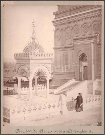 cca 1900 Curtea de Arges templom. Albumin fotó kartonon Cholnoky Jenő földrajztudós és utazó feliratozásával 26x33 cm /  cca 1900 Romania Curtea de Arges church albumin photo with Jeno Cholnoky professor of the University of Cluj's caption 26x33 cm