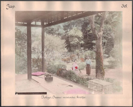 ca 1890 Kusakabe Kinbei? (1841-1932) Japán, Tokyo garden of Minister Inoue / Business away from home. Cholnoky Jenő földrajztudós és utazó által feliratozott fotó kétoldalas fotó 33x26 cm /  circa 1890 Japanese Kusakabe Kinbei (1841-1932), photos Tokyo garden of Minister Inoue / Business away from home double-sided cardboard hand-colored albumen photos inscibed by Hungarian traveller 33x26