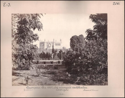 Samuel Bourne (1834-1912): India, Kanpur emlékmű / Allahabad lóverseny tér. Shepherd & Robertson Co. Kétoldalas albumin fotó kartonon Cholnoky Jenő földrajztudós és utazó feliratozásával 38x30 cm /  Samuel Bourne (1834-1912): India, Cawnpore / Allahabad. Shepherd & Robertson. Double sided albumen photo on cardboard with captions by geographer and traveler Jenő