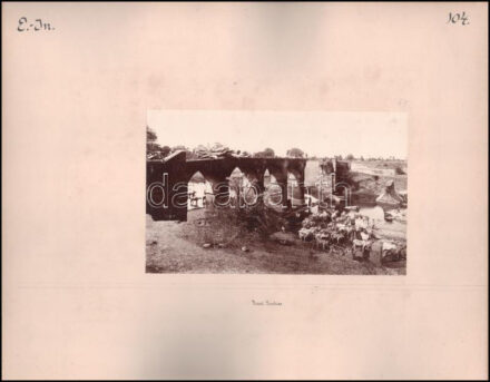 India, Gválijar (Gwalior) Fort Ihansi / Régi híd maradványa, Shepherd & Robertson Co. Kétoldalas albumin fotó kartonon. Cholnoky Jenő földrajztudós és utazó feliratozásával 38x30 cm /  India, Hwalior, Fort Ihansi / Old bridge. Shepherd & Robertson. Double sided albumen photo on cardboard Signed. With captions by geographer and traveler Jenő Cholnoky 38x30