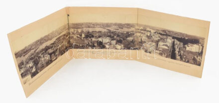 cca 1890 Konstantinápoly panorámája a Galatai toronyból. Magyar utazó által készített nagy méretű panoráma fotó. 3 részes, Az egyik lap hátoldalán is isztambuli utcaképpel 105x28 cm  cca 1890 Panorama of Constantinople from the Galata Tower. A large panoramic photo taken by a Hungarian traveler. 3 parts, On the reverse side of one sheet there is also a street picture of Istanbul, 105x28