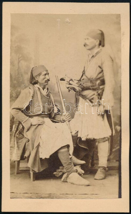 cca 1865 Román fegyveres hajdukok (A Balkánon és a román területeken is elterjedt név a félkatonai harcosokra, akik gyakran a törökök elleni harcokban vagy rablóbandák tagjaiként szerepeltek. A hajdukok néha a fejedelemségek uralkodóinak szolgálatába álltak, de sokan közülük törvényen kívüli életet éltek.) Vizitkártya fotó C. Szathmari bukaresti műterméből / cca 1865 Romanian armed hajduks (Romanian: haiduc [haiduci]; a common name in the Balkans and Romanian territories for paramilitary fighters who often fought against the Turks or were members of robber bands. Hajduks sometimes served the rulers of the principalities, but many of them lived an outlaw life.) Cdv photo from C. Szathmari's studio in