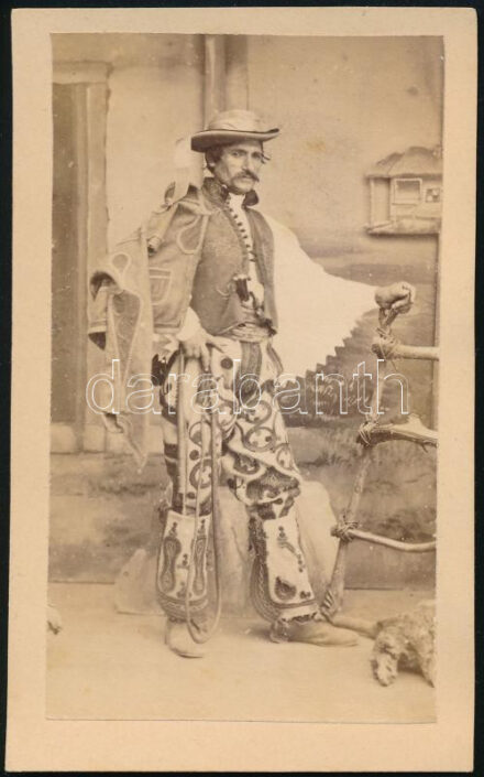 ca 1875 Cifra öltözetű román csikós Vizitkártya fotó C. Szathmari bukaresti műterméből. Feliratozott 9x6 cm / ca 1880 Romanian decorated horse hearder CDV photo from C. Szathmari's studio in Bucharest. Inscribed 9x6 cm