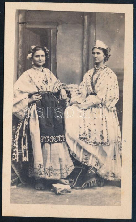 ca 1880 Román népiseletes lányok. Vizitkártya fotó C. Szathmari bukaresti műterméből. Feliratozott 9x6 cm / ca 1880 Romanian folkwear. CDV photo from C. Szathmari's studio in Bucharest. Inscribed 9x6 cm