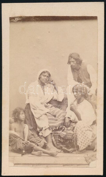 ca 1875 Oláh cigány család. Vizitkártya fotó C. Szathmari bukaresti műterméből. Feliratozott 9x6 cm / ca 1880 Vallachian gipsy family CDV photo from C. Szathmari's studio in Bucharest. Inscribed 9x6 cm