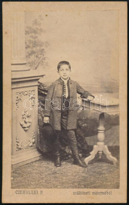 cca 1860 Kisfiú portréja, keményhátú fotó Ciehulski Péter "szállítható műterméből", 10,5×6,5 cm